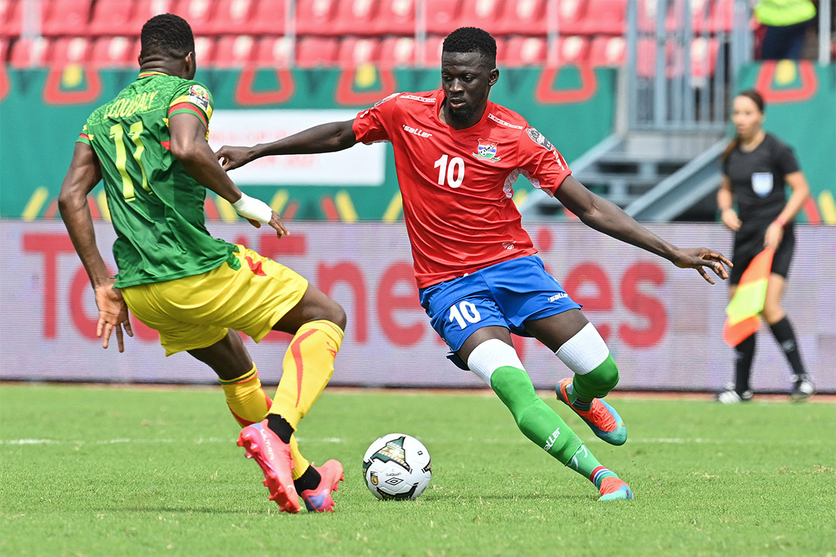 Cặp đấu giữa Guinee và Gambia kết thúc với 2 tấm thẻ đỏ