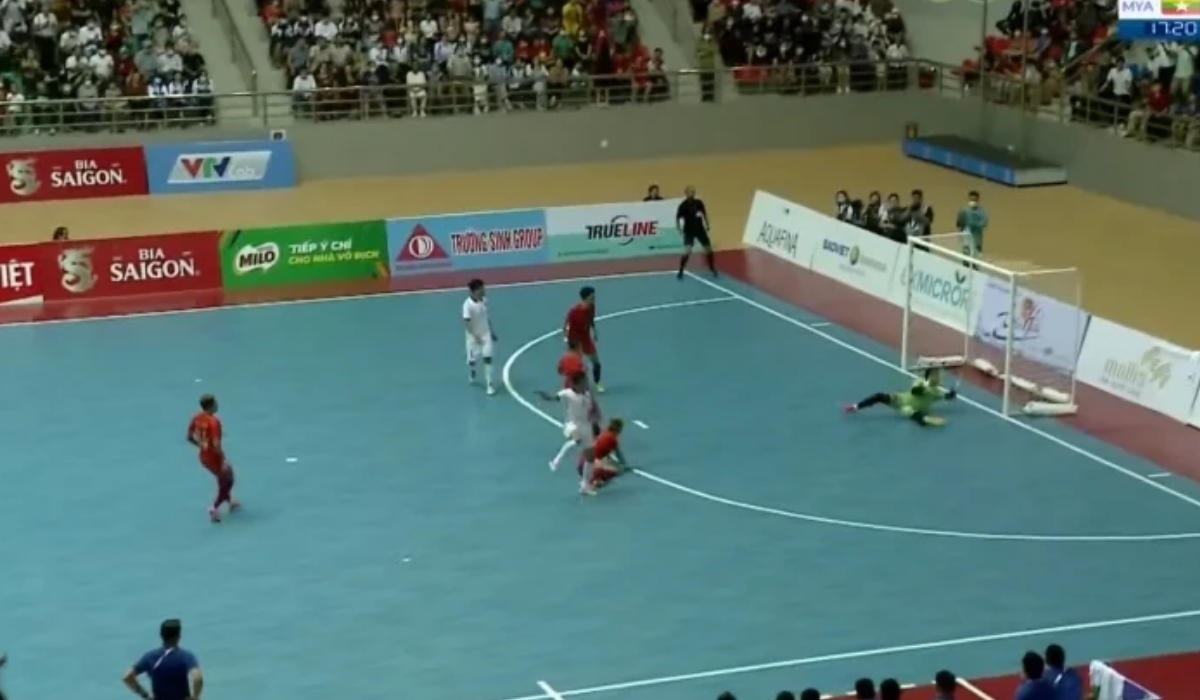 Mặc dù chơi không tốt trong hiêp 1, nhưng đội tuyển Việt Nam sớm có được bàn ở ngay đầu hiệp 2