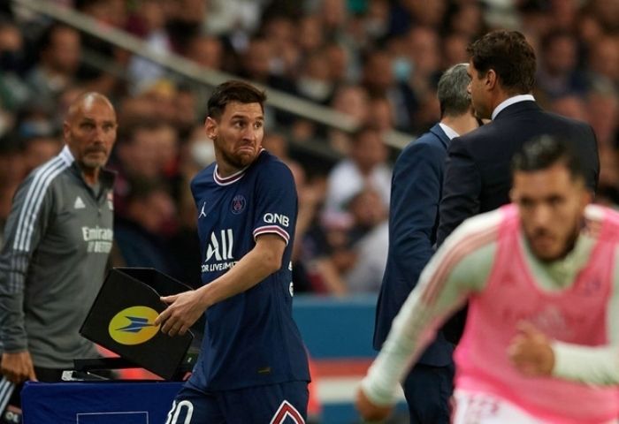 PSG vs Lyon, Messi tỏ thái độ với Pochettino