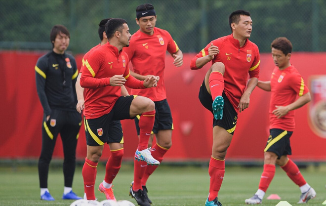 Tuyển Trung Quốc căn mình luyện tập trước trận đấu với Việt Nam
