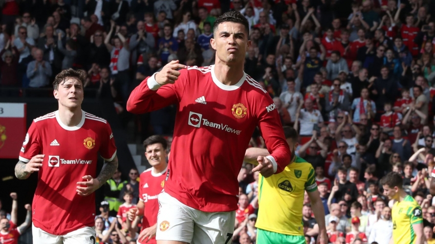 Ronaldo lập hattrick vào lưới Norwich, giúp MU trở lại đường đua