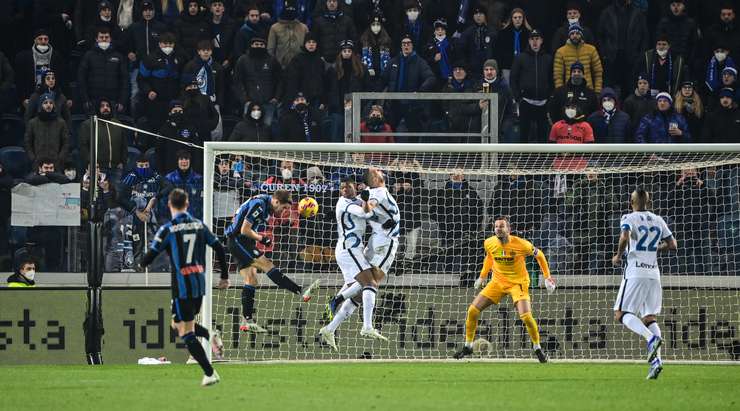 Atalanta - Inter chia điểm, cơ hội cho AC Milan 