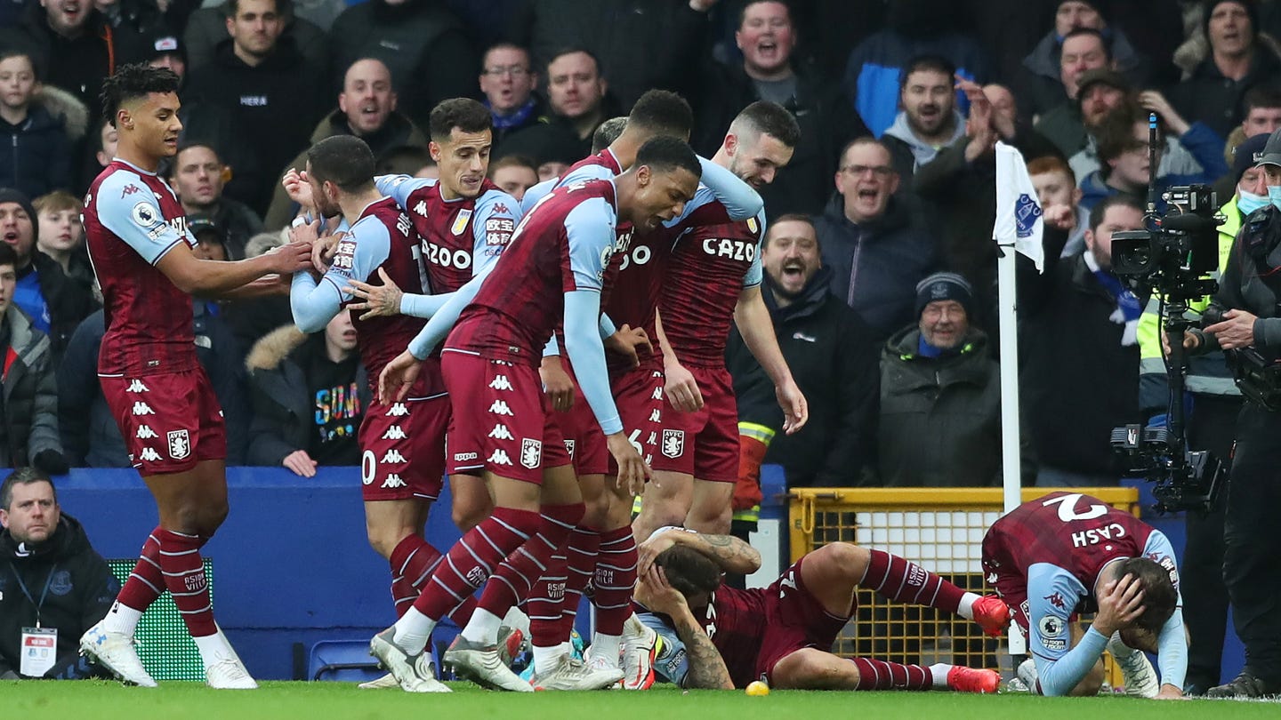 Lucas Digne bị người hâm mộ Everton ném chai vào người 