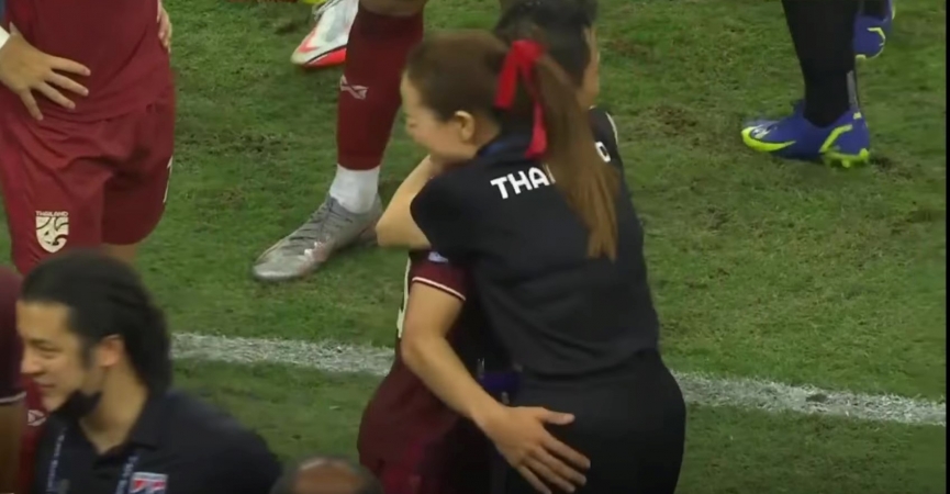 Chanathip ôm vòng 3 của nữ trưởng đoàn Thái Lan