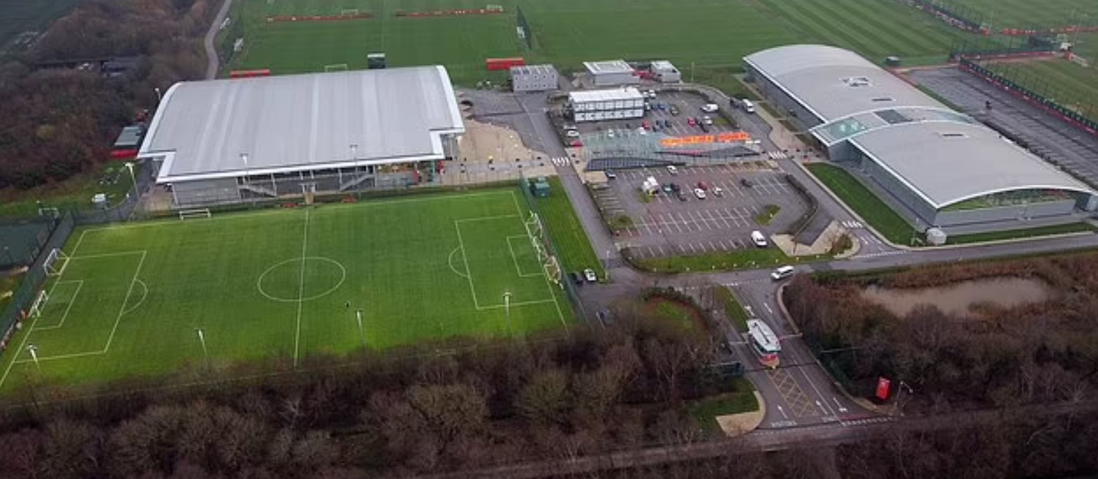 Man United đóng cửa sân tập vì COVID-19 