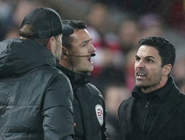 Jurgen Klopp choảng nhau với Mikel Arteta