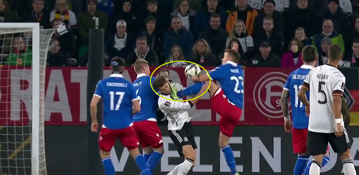 Tấm thẻ đỏ của Jens Hofer khiến Liechtenstein thua Đức 9-0