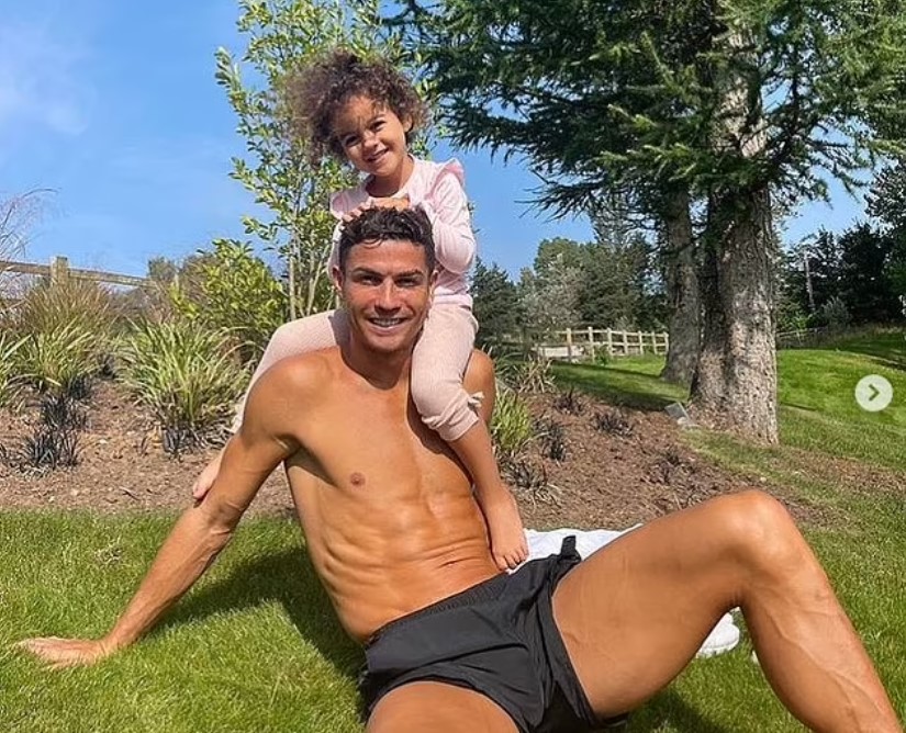 Ronaldo cách ly tại Manchester cùng gia đình