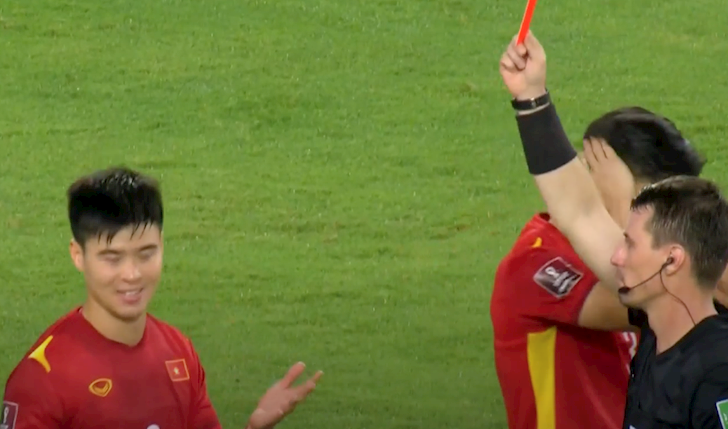 Duy Mạnh bị rút thẻ đỏ trong trận đấu Ả Rập Xê Út vs Việt Nam