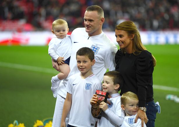 Wayne Rooney xin lỗi vợ và gia đình sau scandal cùng với dàn người mẫu