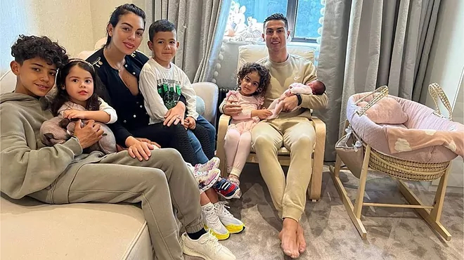 Ronaldo tỏ ra hạnh phúc bên gia đình nhỏ của mình