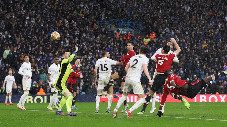 Trung vệ Harry Marguire ghi bàn mở tỷ số trong trận đấu trước Leeds United