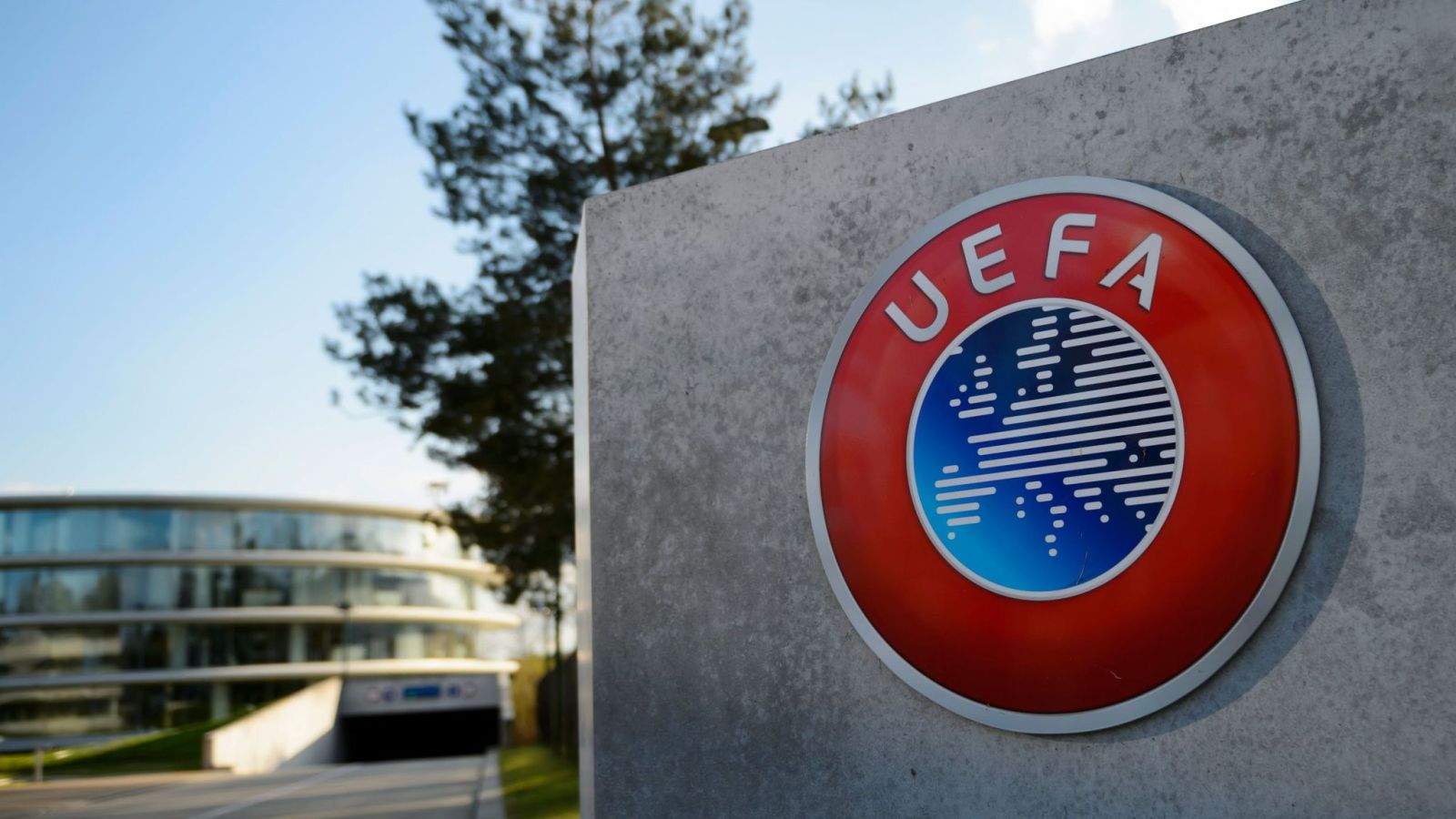 UEFA cũng thẳng thừng tước bỏ ý định đăng cai Euro 2028 và Euro 2032 của Nga