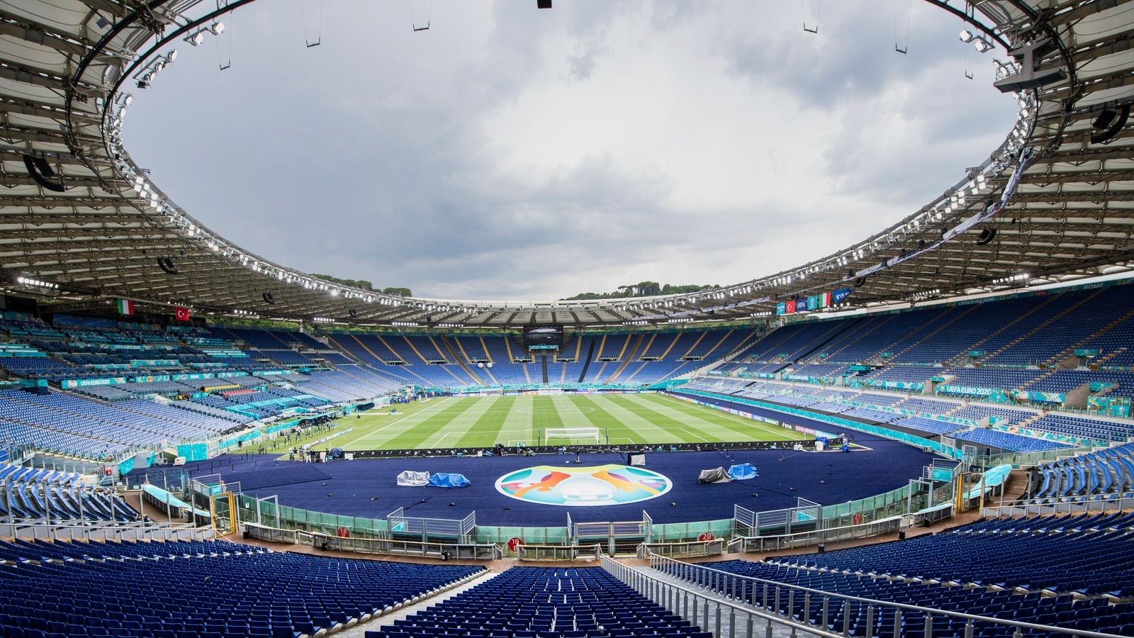 FA vốn dĩ được phân phối 16% trong số 16.000 chỗ ngồi được cho phép của sân Stadio Olimpico