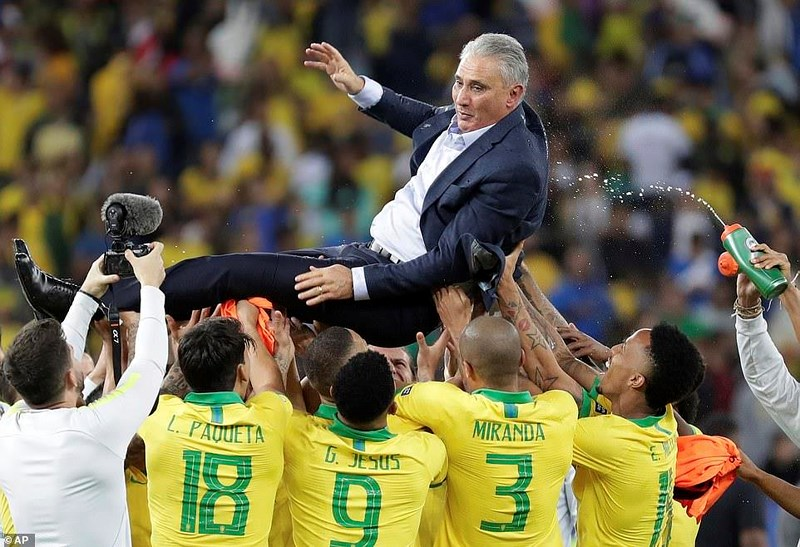 HLV Tite được các học trò tri ân sau khi giúp Brazil vô địch Copa America 2019