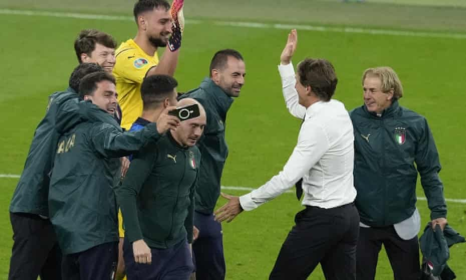 HLV Roberto Mancini của Ý ăn mừng cùng thủ môn Gianluigi Donnarumma sau khi đánh bại Tây Ban Nha trên chấm phạt đền