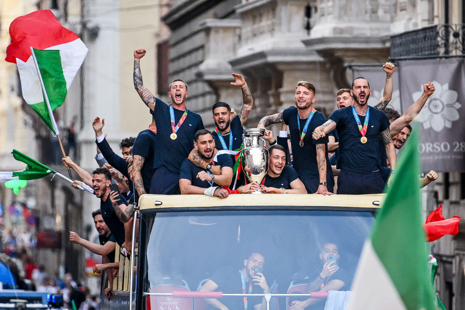 Italia trở về Rome với chức vô địch EURO