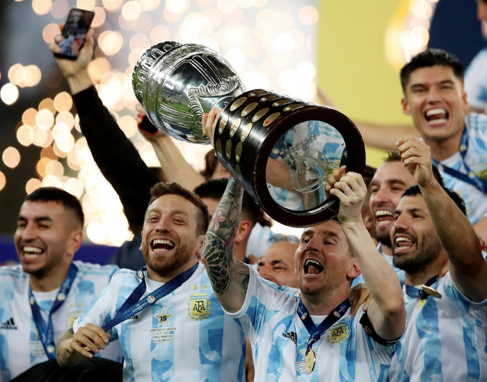 Messi nâng cúp Copa America