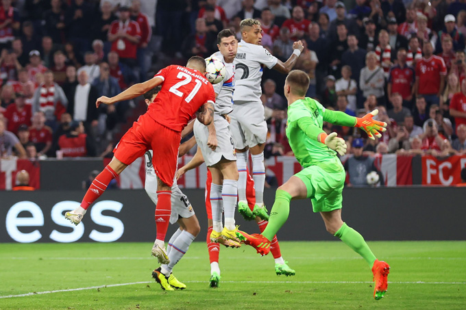 Bayern Munich là người vươn lên dẫn trước với pha đánh đầu của Hernandez