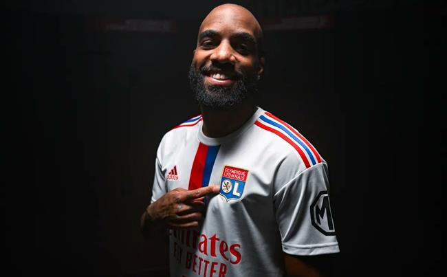 Lacazette chính thức khoác lên mình màu áo cũ Lyon từ mùa giải sang năm 