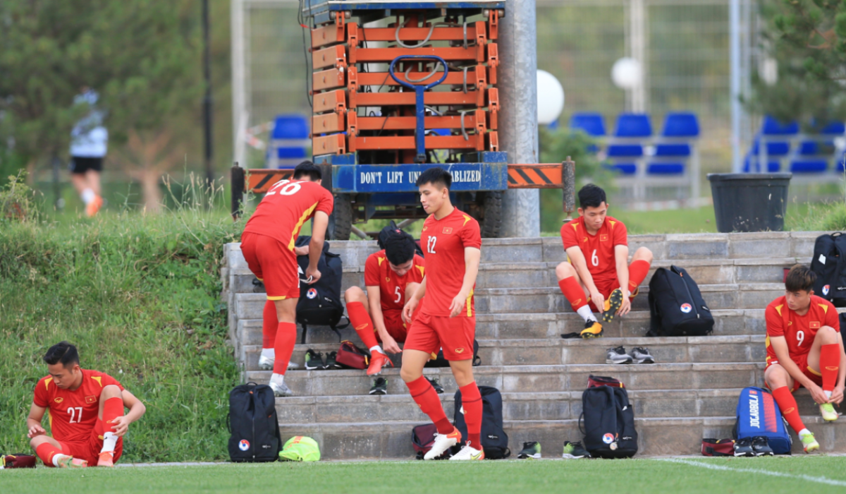 U23 Việt Nam có mặt tại sân tập lúc 19h30
