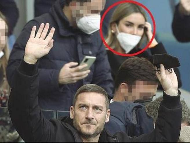 Totti được cho là có quan hệ ngoài luồng với một người khác