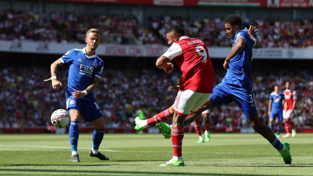 Tân binh Gabriel Jesus giúp Arsenal xử đẹp Leicester City