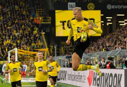 Haaland đưa Dortmund lên đỉnh Bundesliga
