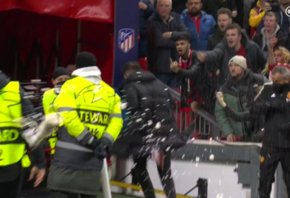 HLV Diego Simeone tháo chạy giữa cơn mưa chai nhựa trên SVĐ Old Trafford 