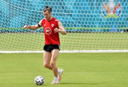 Gareth Bale kéo quần lộ đùi khủng trước trận tiếp đón Đan Mạch