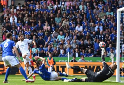 Man City thắng tối thiểu Leicester trong ngày xuất thần của các thủ môn