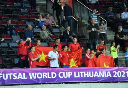 CĐV Việt Nam “đốt cháy” Lithuania để tiếp lửa cho ĐT Futsal Việt Nam