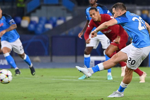 Van Dijk thiết lập kỷ lục buồn, Liverpool để thua tan nát trước Napoli