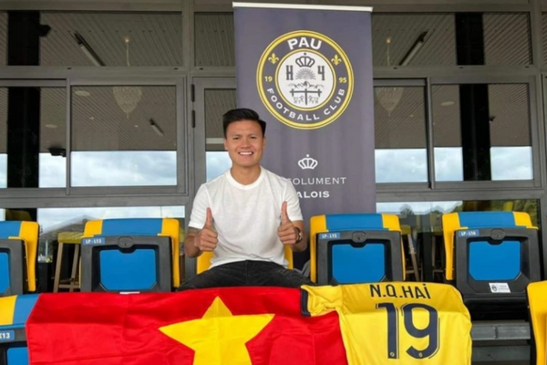 Quang Hải sáng cửa ra sân trong trận đấu giao hữu đầu tiên của Pau FC