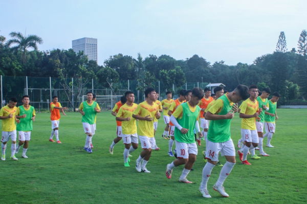 U19 Việt Nam bước vào buổi tập luyện đầu tiên sau hành trình kéo dài 19 tiếng