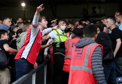 Hỗn chiến sau trận Burnley vs Arsenal: Hooligan Anh đã trở lại
