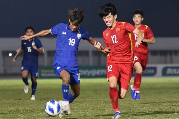 U19 Đông Nam Á: Hòa kịch tính, U19 Việt Nam và Thái Lan dắt nhau vào bán kết 