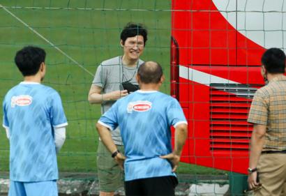 HLV Hà Nội FC tới buổi tập của tuyển Việt Nam, thầy Park đưa đi gặp lãnh đạo VFF    