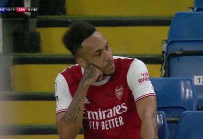 Aubameyang buồn rười rượi khi Arsenal đánh bại Chelsea