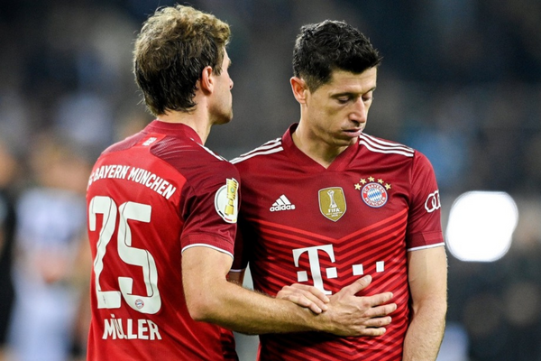 Mane nhắc nhở Muller nên chơi cẩn thận và không chuyền cho Lewandowski