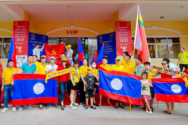 CĐV Nam Định nhận mưa lời khen từ bạn bè quốc tế