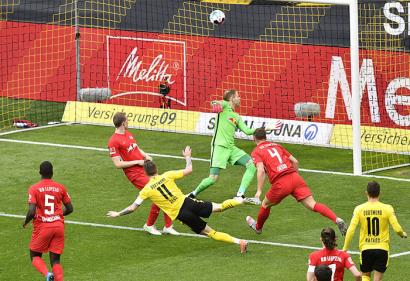 Bị Dortmund dẫn trước 2 bàn, RB Leipzig làm điều không tưởng