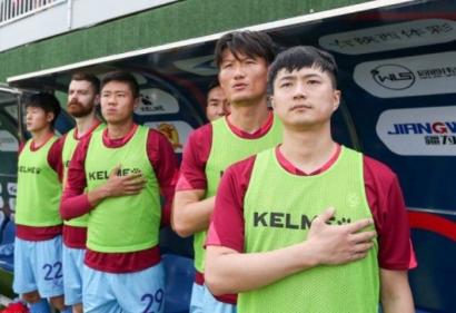 Đại gia Trung Quốc bỏ tiền mua cả đội bóng, đưa con trai 126kg vào đá chính