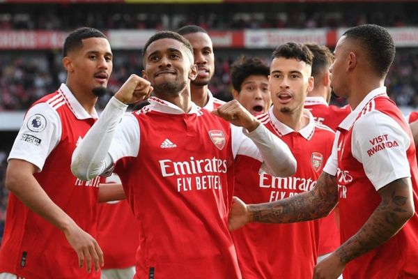 Hủy diệt Nottingham, Arsenal thành công bảo vệ ngôi đầu bảng NHA