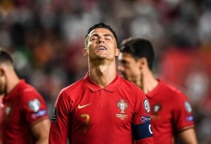 Mitrovic ghi bàn kết liễu Bồ Đào Nha, Ronaldo ngã quỵ trên sân cỏ