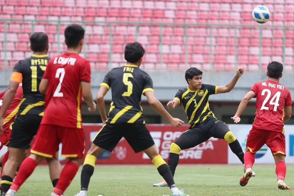 U19 Việt Nam thua bạc nhược, HLV Đinh Thế Nam chỉ biết ôm đầu tiếc nuối