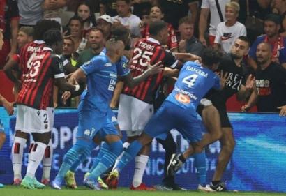 Nóng: Cầu thủ Marseille và fan Nice đấm nhau điên cuồng ngay trên sân