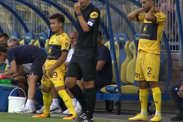 Nóng: Đồng đội Quang Hải bị chỉ trích nặng nề, Pau FC cũng bị báo chí vùi dập