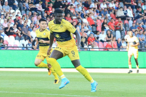 Quang Hải hào hứng trước mặt cỏ có một không hai tại Ligue 2