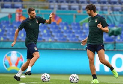 Các cầu thủ Italia nhảy múa với bóng, sẵn sàng đánh bại Áo